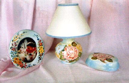 Ceramiche d-Arte di Albisola - Lampada in maiolica decorata con vari motivi floreali. Più paralume fatto a mano cm. 25 x 18 x 10